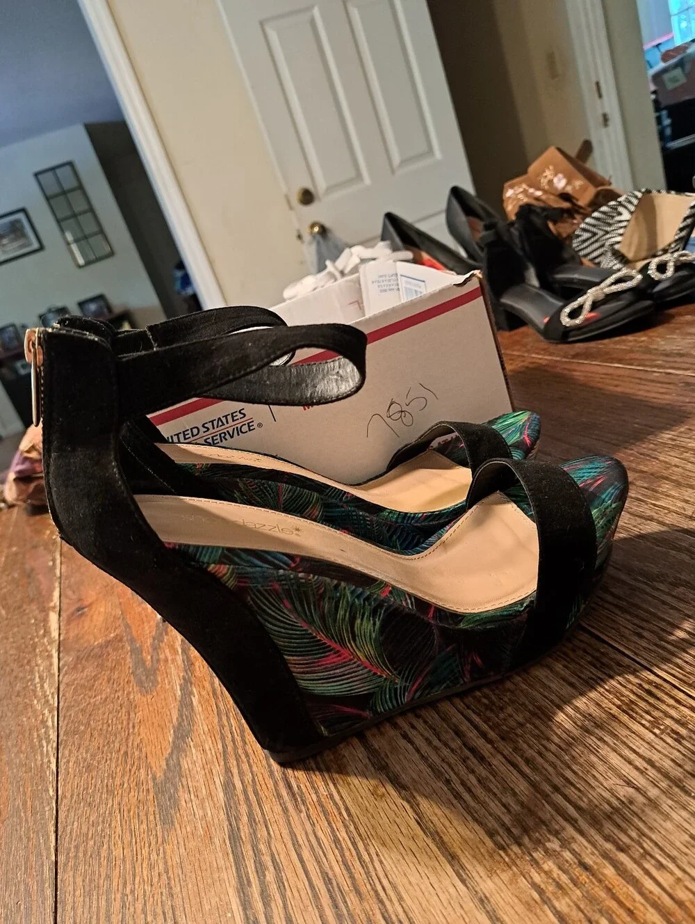 ShoeDazzle Ebani Tropical Print Platform Wedge Sandals Heels Black Size 11